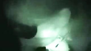 Sbocchina i guardoni al parcheggio per scambisti