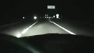 Sbocchina i guardoni al parcheggio per scambisti