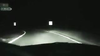 Sbocchina i guardoni al parcheggio per scambisti