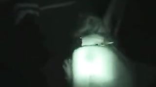 Sbocchina i guardoni al parcheggio per scambisti