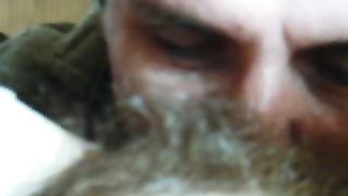 Leccata di una passera pelosa