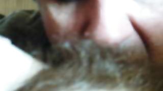 Leccata di una passera pelosa