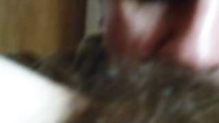 Leccata di una passera pelosa