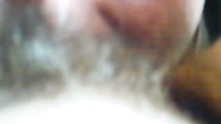 Leccata di una passera pelosa