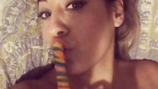 Paola Saulino sbocchina un lecca lecca