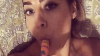 Paola Saulino sbocchina un lecca lecca