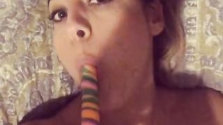 Paola Saulino sbocchina un lecca lecca