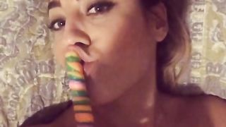 Paola Saulino sbocchina un lecca lecca