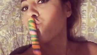 Paola Saulino sbocchina un lecca lecca