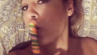 Paola Saulino sbocchina un lecca lecca