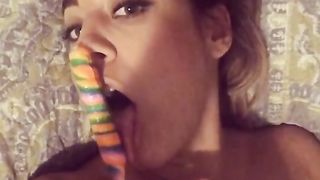 Anteprima del video: Paola Saulino sbocchina un lecca lecca