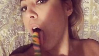 Paola Saulino sbocchina un lecca lecca