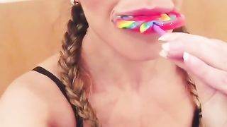 Paola Saulino si allena a fare pompini