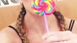 Paola Saulino si allena a fare pompini