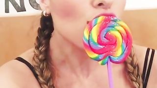 Paola Saulino si allena a fare pompini