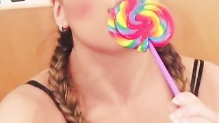 Paola Saulino si allena a fare pompini