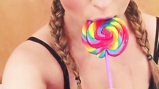 Paola Saulino si allena a fare pompini