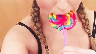 Paola Saulino si allena a fare pompini