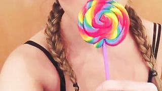 Paola Saulino si allena a fare pompini