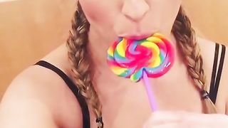 Paola Saulino si allena a fare pompini