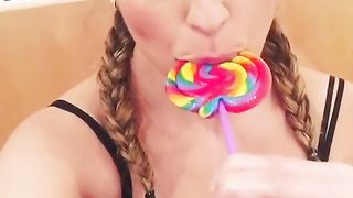 Paola Saulino si allena a fare pompini