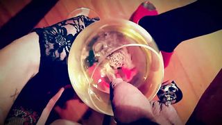 Eva La Pazza Si Beve la sua pisciata