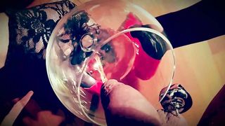 Eva La Pazza Si Beve la sua pisciata