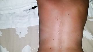 Le vengo sulla schiena