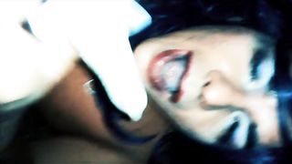 Eva la Pazza svuota preservativi