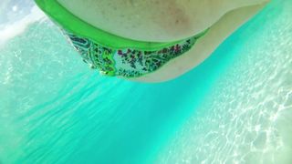 Una sbirciatina alla figa sottacqua