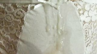 Le sborro sui mutandoni di pizzo