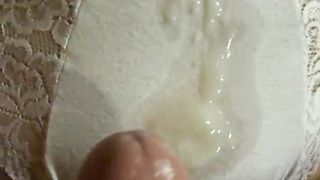 Le sborro sui mutandoni di pizzo