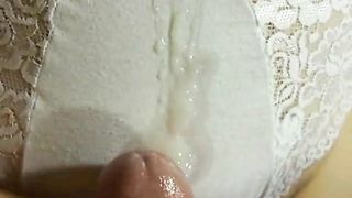 Le sborro sui mutandoni di pizzo