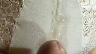 Le sborro sui mutandoni di pizzo