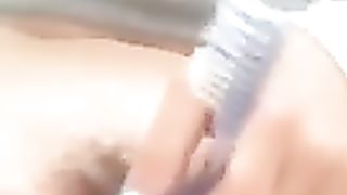 Anteprima del video: CHE DOLORE lo spazzolino nella figa !!!