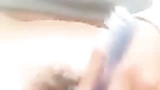 CHE DOLORE lo spazzolino nella figa !!!