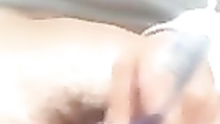 CHE DOLORE lo spazzolino nella figa !!!