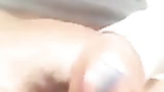 CHE DOLORE lo spazzolino nella figa !!!