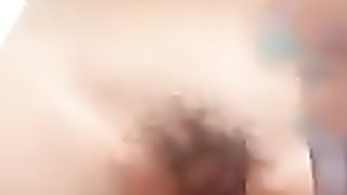 CHE DOLORE lo spazzolino nella figa !!!