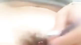 CHE DOLORE lo spazzolino nella figa !!!