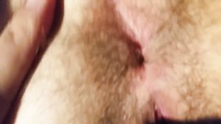 Gioco dolcemente con il suo culo