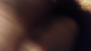 Gioco dolcemente con il suo culo