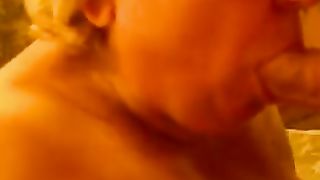 La vicina 64enne cicciona mi spompina