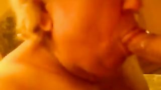 La vicina 64enne cicciona mi spompina