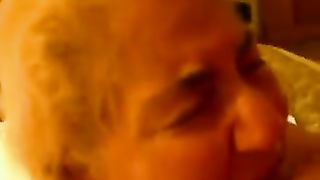 Anteprima del video: La vicina 64enne cicciona sborrata in bocca