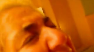 La vicina 64enne cicciona sborrata in bocca