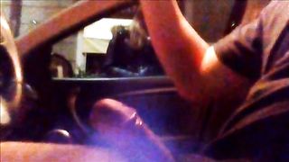 Giovane prostituta mi guarda sborrare in auto