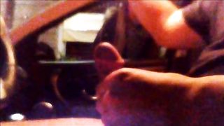 Giovane prostituta mi guarda sborrare in auto