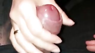 La moglie lo fa sborrare come una fontana