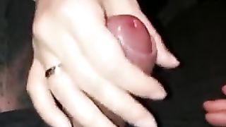 La moglie lo fa sborrare come una fontana